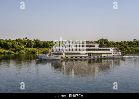 Navire de croisière moderne la navigation avec des touristes sur le Nil près de la banque verte, Nil, Egypte, Octobre 23, 2018 Banque D'Images