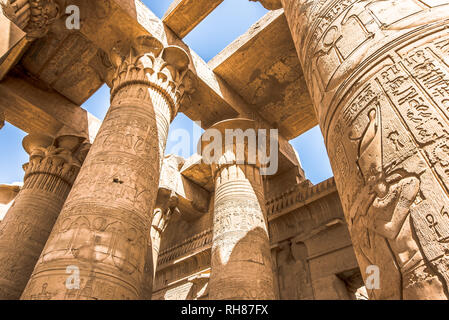 Colonnes dans le temple de Kom Ombo, décoré de hiéroglyphes. Le ciel bleu est vu à travers le plafond, l'Egypte, le 23 octobre 2018 Banque D'Images