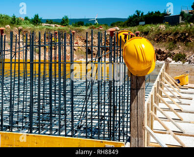 Casque et bouchons de protection pour les ronds à béton sur chantier Banque D'Images