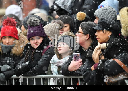 Wellwishers attendre dans la neige pour l'arrivée du duc et de la Duchesse de Sussex avant leur visite à la Bristol Old Vic Theatre, qui est l'objet d'une restauration de plusieurs millions de livres. Banque D'Images