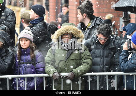 Wellwishers attendre dans la neige pour l'arrivée du duc et de la Duchesse de Sussex avant leur visite à la Bristol Old Vic Theatre, qui est l'objet d'une restauration de plusieurs millions de livres. Banque D'Images