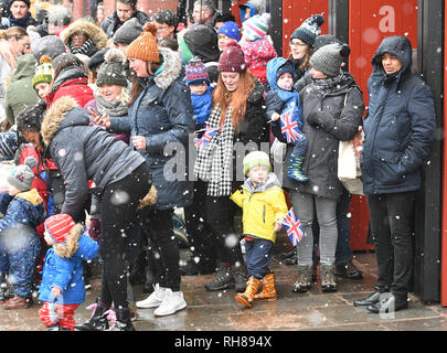 Wellwishers attendre dans la neige pour l'arrivée du duc et de la Duchesse de Sussex avant leur visite à la Bristol Old Vic Theatre, qui est l'objet d'une restauration de plusieurs millions de livres. Banque D'Images