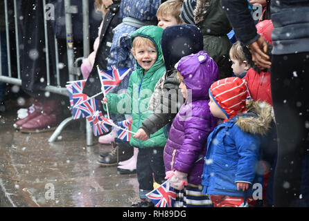 Wellwishers attendre dans la neige pour l'arrivée du duc et de la Duchesse de Sussex avant leur visite à la Bristol Old Vic Theatre, qui est l'objet d'une restauration de plusieurs millions de livres. Banque D'Images