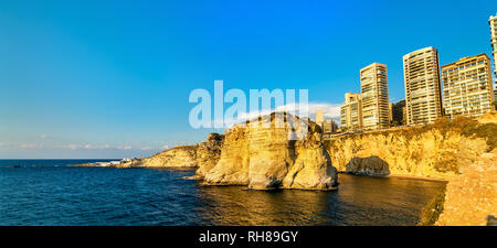 Raouche ou Pigeons Rocks à Beyrouth, Liban Banque D'Images