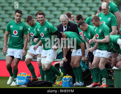 L'Irlande Conor Murray (à gauche) et Peter O'Mahony (troisième à droite) au cours de l'exécution du capitaine à l'Aviva Stadium de Dublin. Banque D'Images