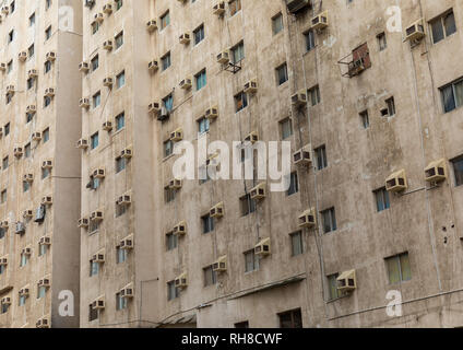 Bâtiment moderne avec beaucoup de climatiseurs, province de La Mecque, Djeddah, Arabie Saoudite Banque D'Images