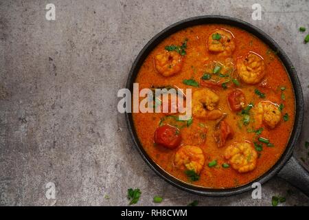 Curry de crevettes maison / crevettes au curry dans une poêle, overhead view Banque D'Images