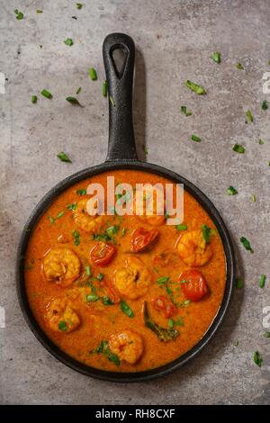 Curry de crevettes maison / crevettes au curry dans une poêle, overhead view Banque D'Images