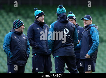 L'Irlande l'entraîneur-chef Joe Schmidt (à droite) avec son équipe des entraîneurs (de gauche) coups de coach, coach Richie Murphy avant Simon Easterby, entraîneur de la défense Andy Farrell et scrum coach Greg Feek, au cours de l'exécution du capitaine à l'Aviva Stadium de Dublin. Banque D'Images