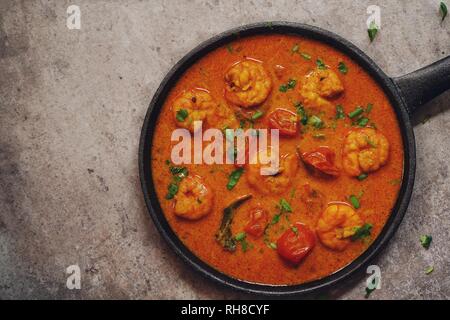 Curry de crevettes maison / crevettes au curry dans une poêle, overhead view Banque D'Images