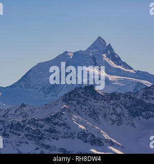 Sommet du Weisshorn montagne en Suisse en hiver, ciel bleu, vue à partir de la Gemmi Banque D'Images