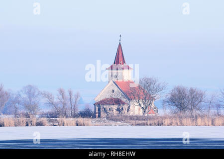 Église abandonnée au milieu du lac gelé Banque D'Images