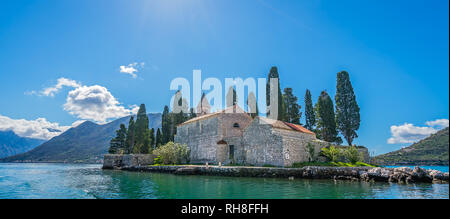 Vue panoramique de la petite église de San George's Island dans la baie de Kotor, Monténégro Banque D'Images