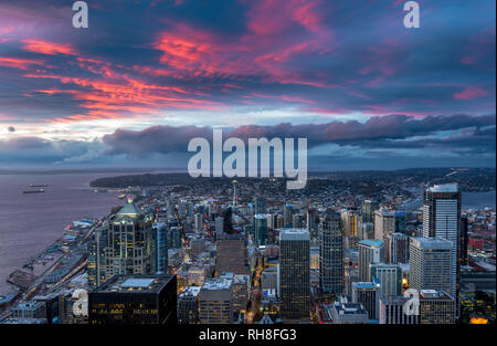 Centre-ville de Seattle Space Needle avec juste après le coucher du soleil depuis le sommet de la Colombie-Britannique Centre, qui est le plus haut édifice de la ville d'Émeraude. Banque D'Images