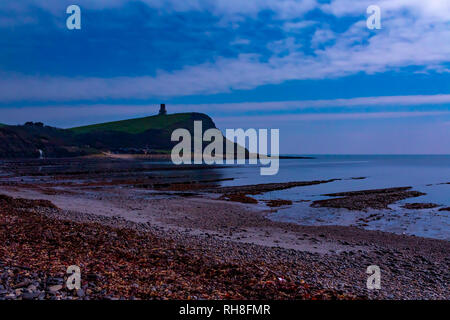 L'exposition longue nuit photo prise sur la plage de la baie de Kimmeridge avec falaises et Clavell tour en arrière-plan. Dorset, Angleterre Banque D'Images