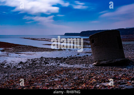 L'exposition longue nuit photo prise sur la plage de la baie de Kimmeridge avec l'ancienne fortification guerre en premier plan. Dorset, Angleterre Banque D'Images