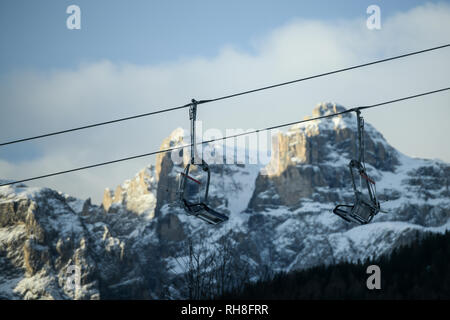 La société et des télésièges à ski contre les montagnes enneigées en hiver. Corvara in Badia, dans les Dolomites, le Tyrol du Sud, Italie. Copie vierge de l'espace pour Banque D'Images