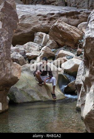 L'Arabie jeune homme dans le wadi lajab, la Province de Jizan, Jebel Qahar, l'Arabie Saoudite Banque D'Images