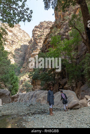 L'Arabie de jeunes hommes dans le wadi lajab, la Province de Jizan, Jebel Qahar, l'Arabie Saoudite Banque D'Images