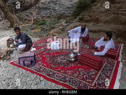 L'Arabie des hommes ayant pique-nique dans le wadi lajab, la Province de Jizan, Jebel Qahar, l'Arabie Saoudite Banque D'Images