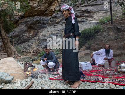 L'Arabie des hommes ayant pique-nique dans le wadi lajab, la Province de Jizan, Jebel Qahar, l'Arabie Saoudite Banque D'Images
