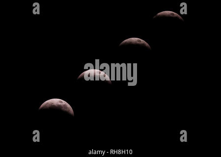 Composé de quatre photos de la Lune durant le Super 2019 Blood Wolf lune Éclipse lunaire. Banque D'Images