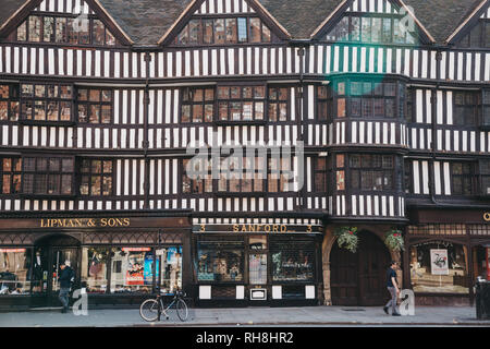 Londres, Royaume-Uni - Juin 03, 2017 : passé Lipman & Sons et Sanford boutiques situé dans un bâtiment de style Tudor, dans la ville de Londres, le fameux f Banque D'Images