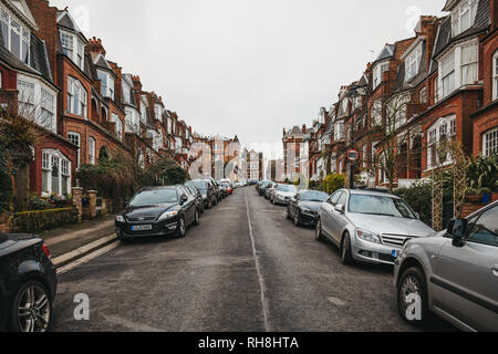 Londres, Royaume-Uni - 02 avril, 2018 : vue sur une rue résidentielle de Muswell Hill, une banlieue du nord de Londres célèbre pour de nombreuses rues avec Edwardian arch Banque D'Images