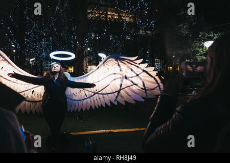 London,UK-Janvier 26, 2019 : Woman posing for photo en hiver, feux feux annuels et installations festival à Canary Wharf. Canary Wharf est un poste occupé Banque D'Images