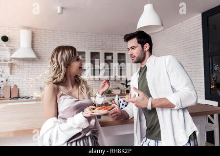 Jolie jeune femme aux cheveux long avec une belle plaque avec sandwiches Banque D'Images