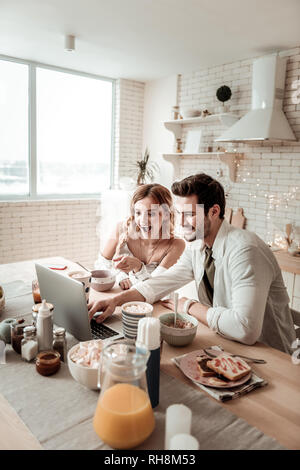 Bel homme barbu et sa jolie femme aux cheveux longs à amusé Banque D'Images