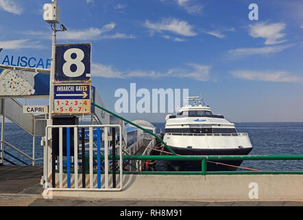 Ferry hydroptère entre exploitation et d''Ischia, Sorrento amarré au terminal 8, Sorrento Banque D'Images