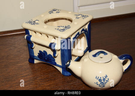 Vintage théière avec motif floral bleu Dessins sur fond de bois Banque D'Images