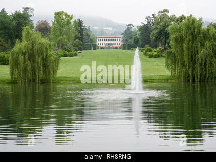 Marlia, Lucca, Italie - 2018, 25 mai : Le petit lac avec saule pleureur et la fontaine de la Villa reale de Marlia. Banque D'Images