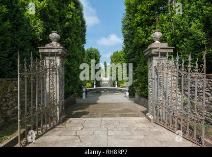 Marlia, Lucca, Italie - 2018, 25 mai : A glimps du parc de la Villa Reale. Une vieille porte de fer s'ouvre sur le jardin. Banque D'Images