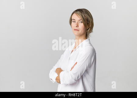 Portrait studio portrait. Femme de confiance en chemise blanche isolated on white Banque D'Images