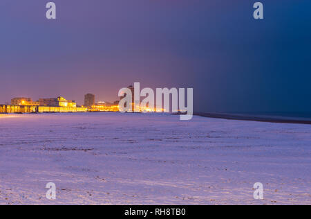 Paysage urbain d'Ostende (Ostende) ville avec plage enneigée en hiver et mer du Nord pendant l'heure bleue, Belgique. Banque D'Images