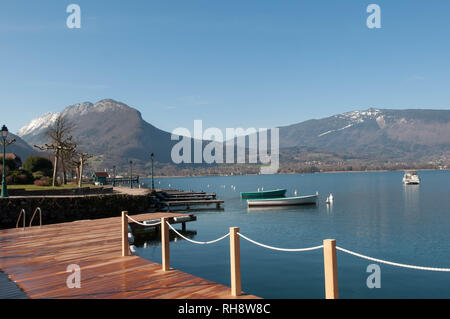 Vue sur le lac d'Annecy à partir de l'Abbaye de Talloires en France Banque D'Images