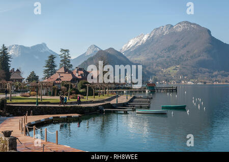 Vue sur le lac d'Annecy à partir de Abbaye de Talloires en France Banque D'Images