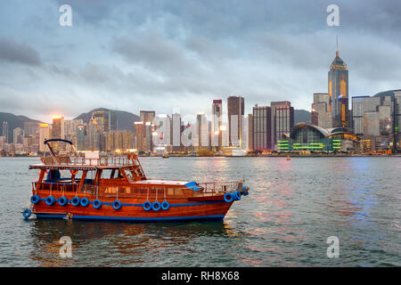 Hong Kong, Chine skyline panorama sur le port. Banque D'Images