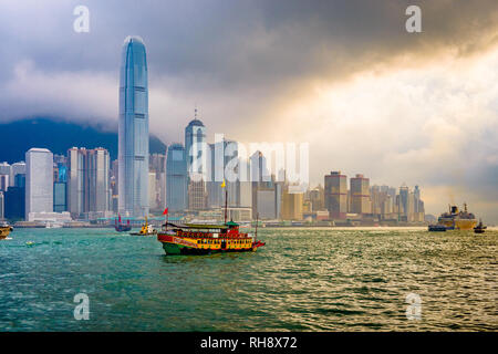 Hong Kong, Chine skyline panorama sur le port. Banque D'Images