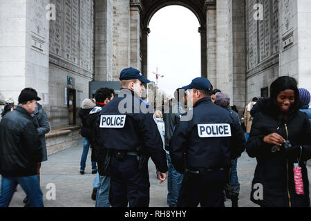 PARIS, FRANCE - 3 janvier 2012 : les agents de police parmi les passants près de l'Arc de Triomphe à Paris, France Banque D'Images