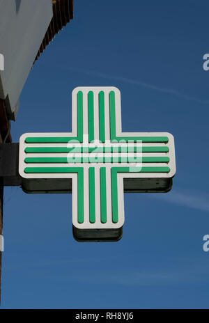 La croix verte et blanche indiquant une pharmacie Banque D'Images