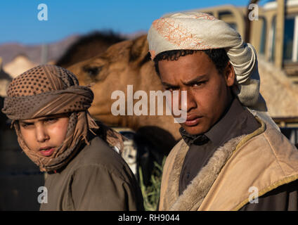 Les jeunes hommes de l'Arabie dans le marché aux chameaux, Province de Najran, Najran, Arabie Saoudite Banque D'Images