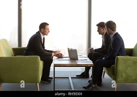 Divers serious businessmen discuter nouvelle internationale réunion de projet conseiller en investissement Banque D'Images