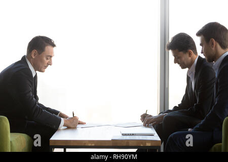 Divers partenaires d'affaires signature de deux contrats de partenariat décisionnel Banque D'Images