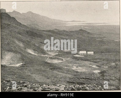 . La botanique de l'Islande. Botanique -- Islande. Géographie physique 231 croissance. Bien que la croissance végétale est abondante dans le voisinage des sources chaudes, des environs de la Sulphur Springs il est presque absent. Dans les endroits où l'eau de surface ou eau souterraine n'est constatée, la boue-trous sont formés, ou des marécages plus ou moins, dans lequel la boue argileuse de diverses couleurs sur les furoncles et les bulles d'air ; il est parfois éjecté quelques mètres vers le haut, par laquelle sont des monticules de cratère formé autour de l'ensemble des puits, portant une étrange ressemblance avec. Fig. 12. Solfataras de Krisuvik. De grands chaudrons de soupe bouillante. L Banque D'Images