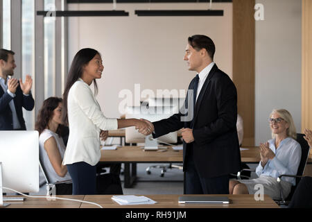 Patron main tremblante d'employé asiatique travailleur féliciter avec promotion Banque D'Images