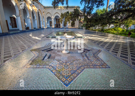 La cour de Musée Dar Batha de Fès Médina. L'ancien palais royal et musée national d'art, de l'Ethnographie à Fes, Maroc. À l'intérieur de l'intérieur Banque D'Images