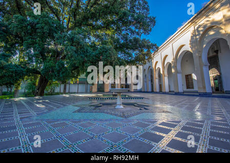 La cour de Musée Dar Batha de Fès Médina. L'ancien palais royal et musée national d'art, de l'Ethnographie à Fes, Maroc. À l'intérieur de l'intérieur Banque D'Images